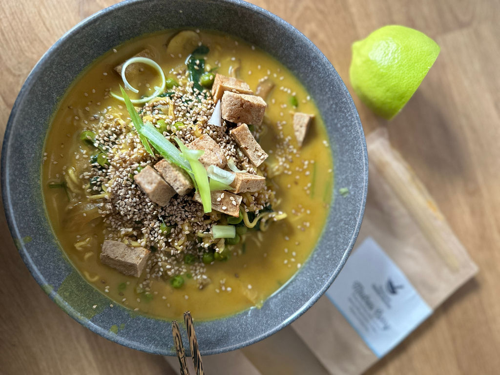 Madras Curry Ramen Suppe mit Knusprigem Tofu und Frühlingszwiebeln